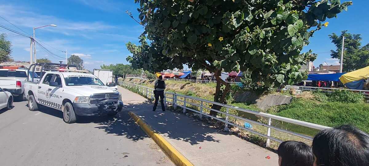 Entre la maleza del canal se alcanzó a observar a la persona encobijada. (Juan Carlos Munguía)
