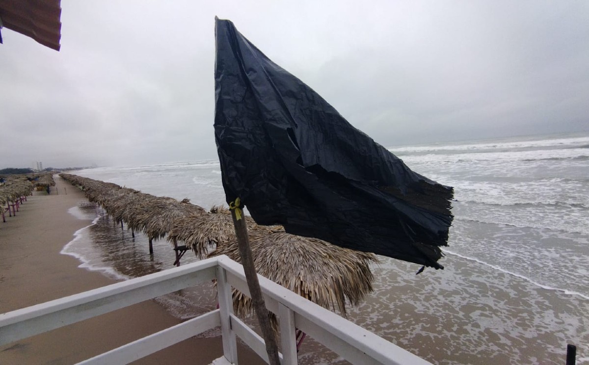Playa Miramar registró marea alta y colocó bandera negra al cerrarse el acceso a bañistas. | Foto: Pablo Reyes