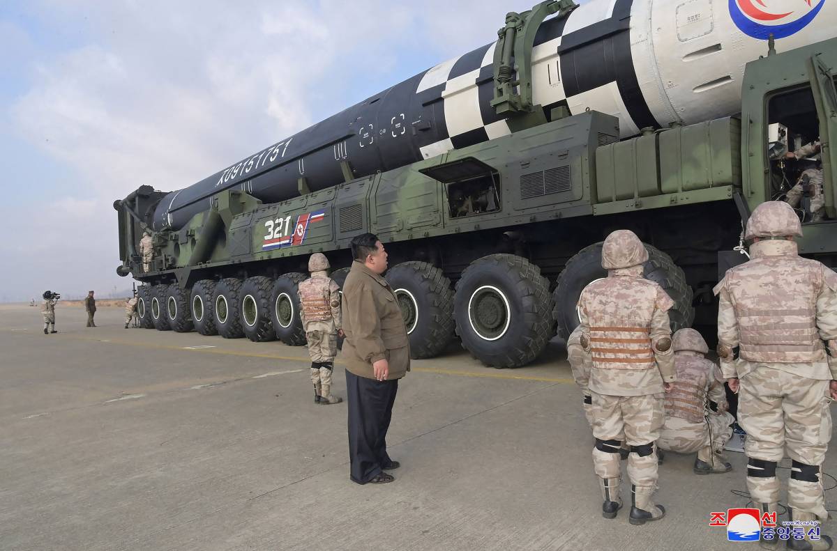 El líder norcoreano, Kim Jong Un, presentó su nuevo misil. (AFP)