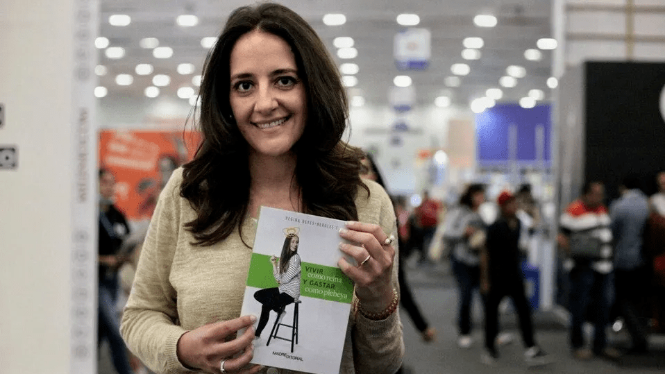 Regina Reyes Heroles presenta su libro "Vivir como reina y gastar como plebeya"
