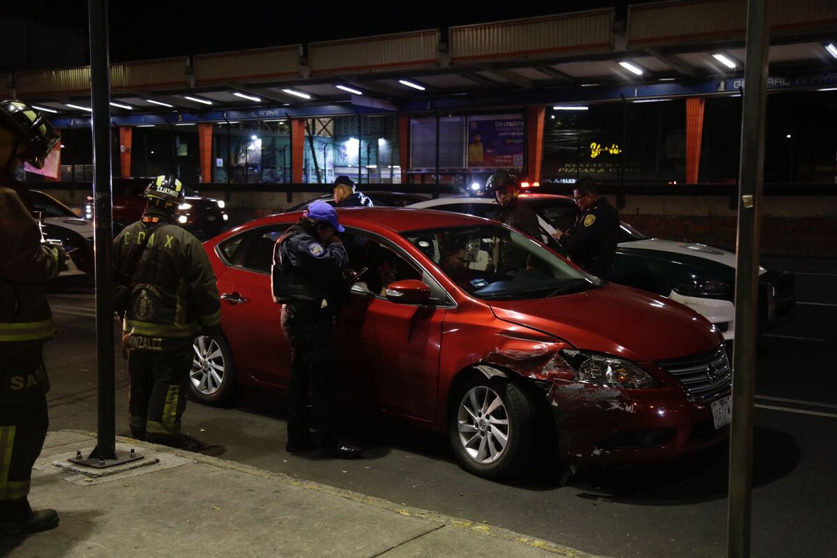 Vehículo se impacta contra poste de concreto en Coyoacán | Enrique Luna