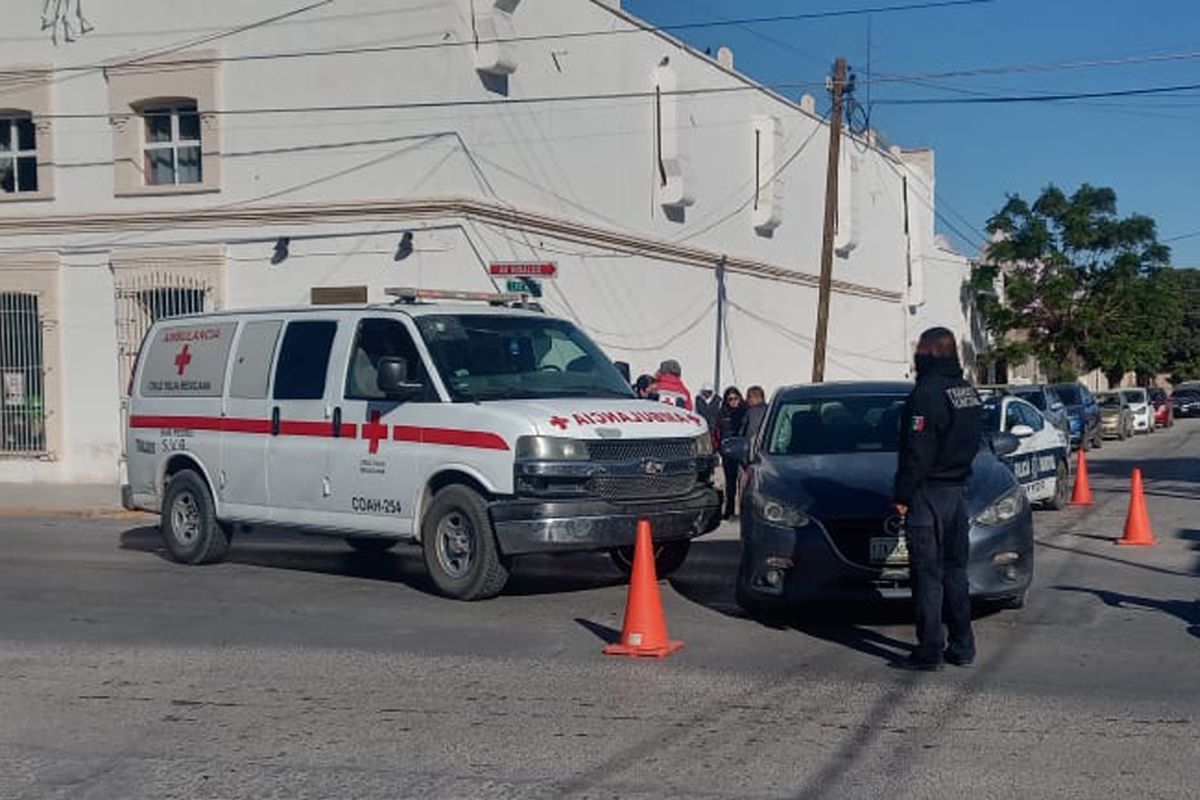 Ambulancia se pasa el alto y choca contra vehiculo en Coahuila