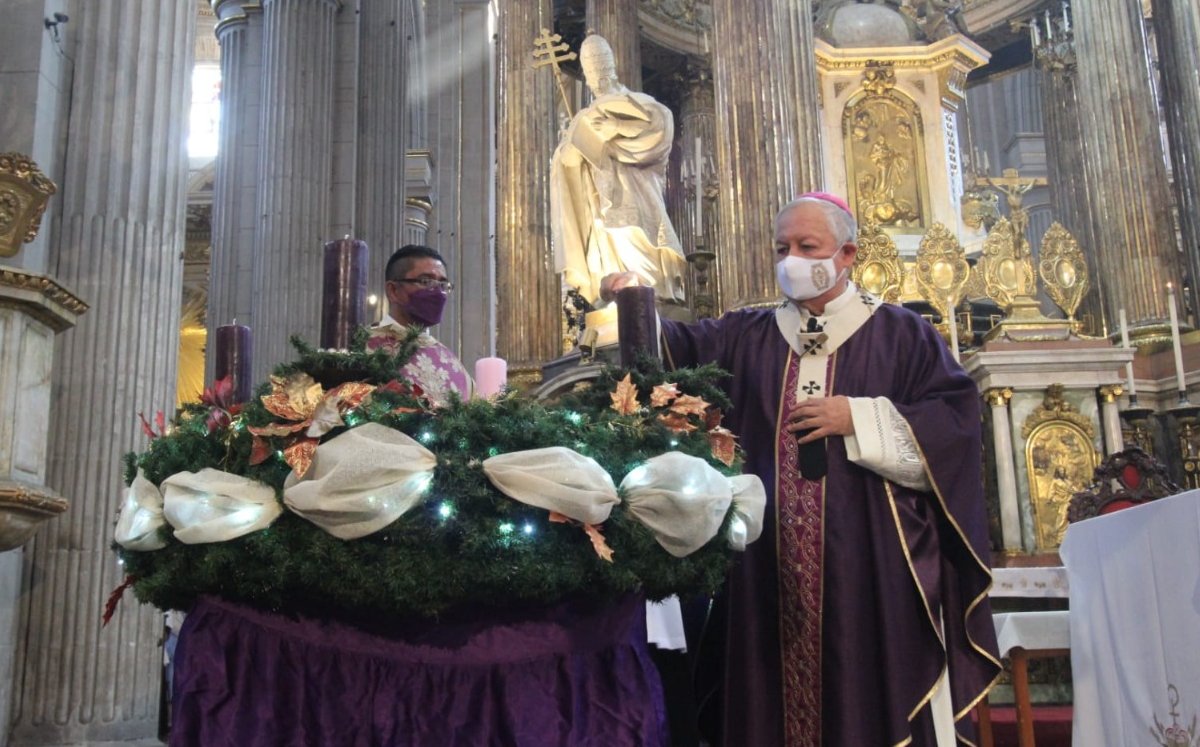 Arzobispo de Puebla enciende primer vela de Corona de Adviento | Jaime Zambrano