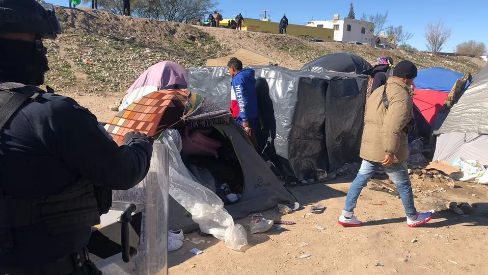 Desalojan a migrantes venezolanos del campamento instalado en Río Bravo
