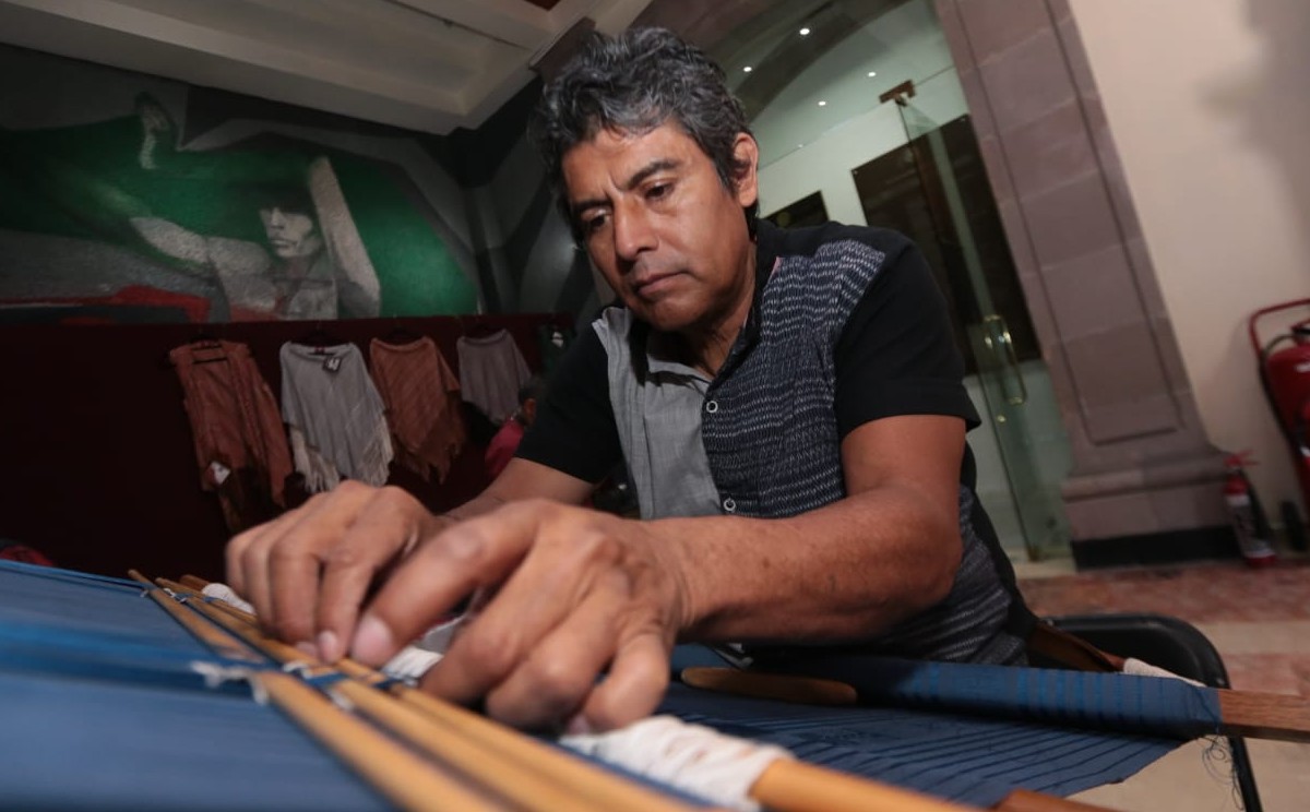 El hilo viene de Japón, China o Egipto porque, dice, en México ya no se produce el algodón. (Tania Contreras)