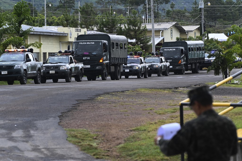 Miembros de la Policía Militar de Orden Público (PMOP) se movilizan durante un operativo especial en Tegucigalpa. (AFP)
