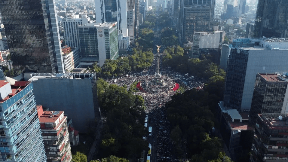 Cerca de 1.2 millones de personas marcharon con AMLO: Sheinbaum; "hay saldo blanco"