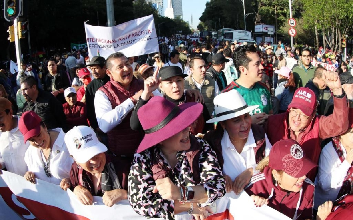 El senador Alejandro Armenta acudió a la marcha convocada por el Presidente. | Especial