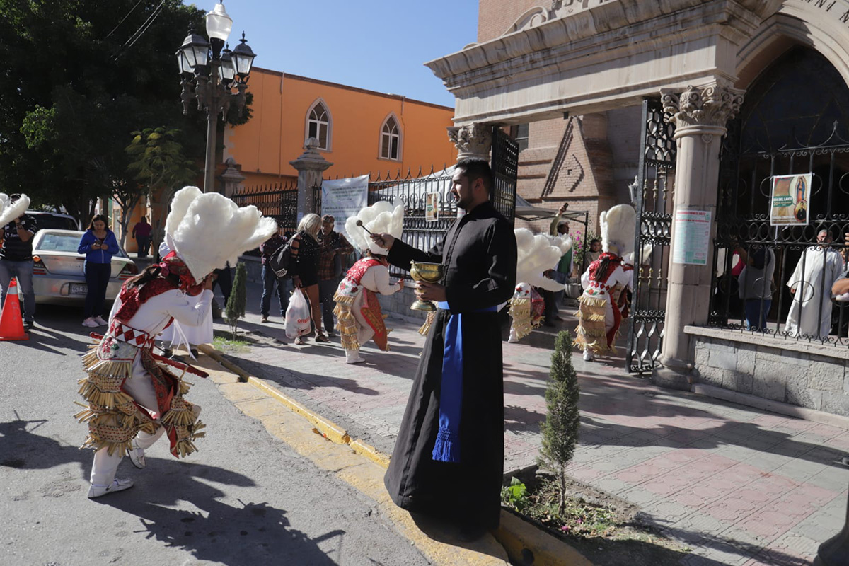 Tradicional bendición de las danzas en la catedral Santa María de Guadalupe. | Rolando Riestra