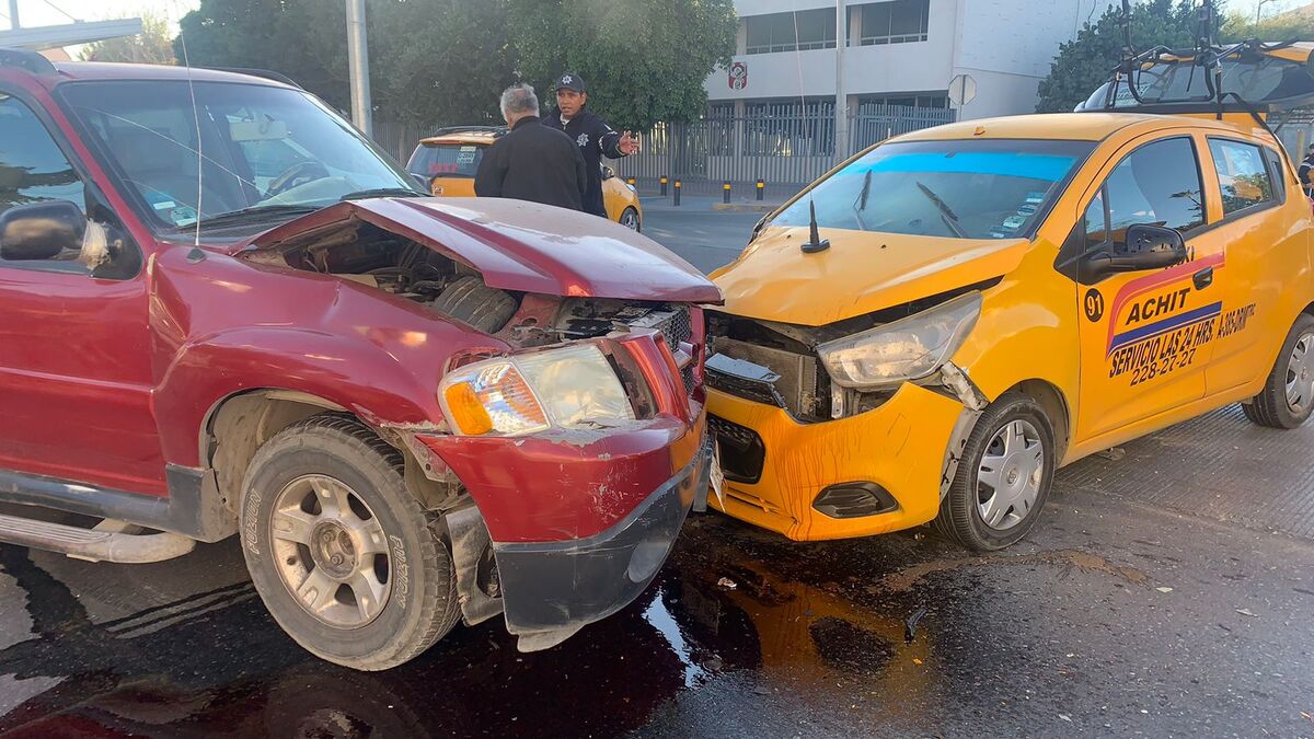 El accidente ocurrió en el cruce del bulevar Revolución y la calle Treviño. (Notivox Digital)