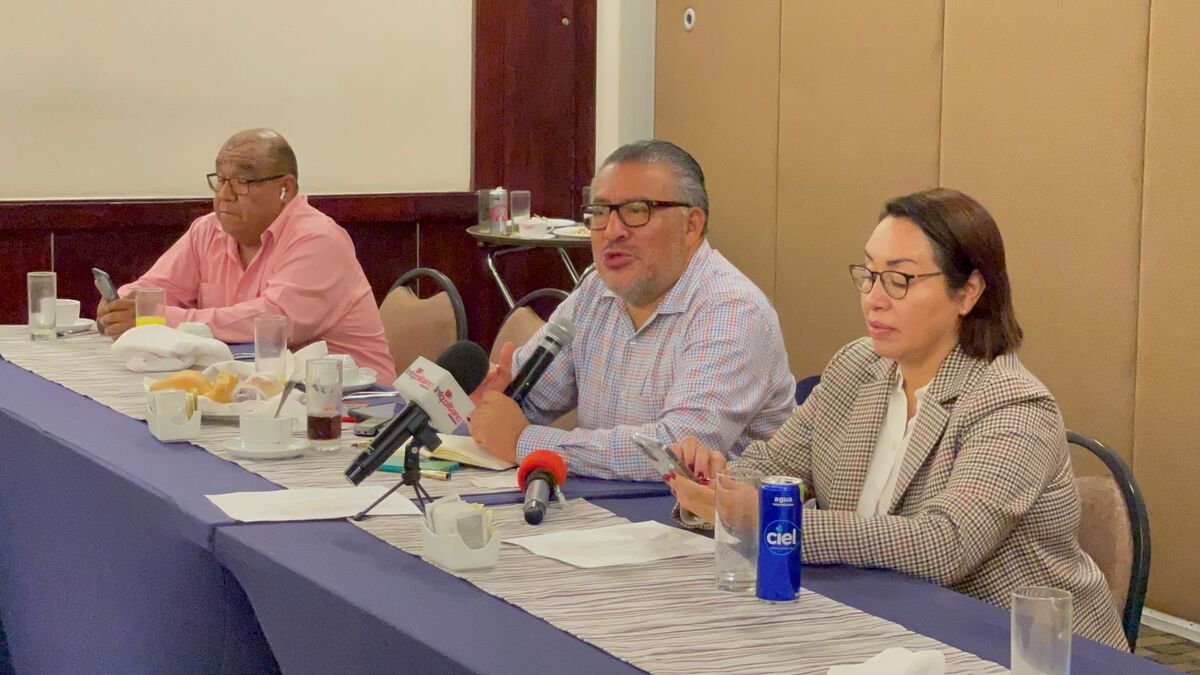 Dio una conferencia de prensa.