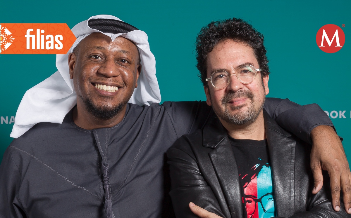 El músico Arqam Al Abri junto al líder de la Escarabajo Blues Band. (Foto: Eva Becerra | FIL Guadalajara)
