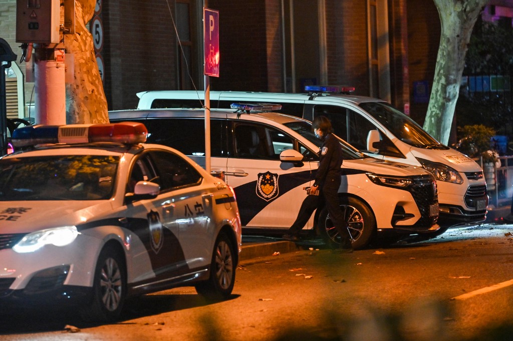Policía en cales de Shanghái. (AFP)