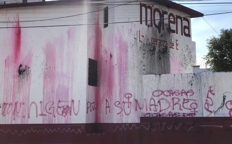 Vandalizan y queman comité de Morena en Toluca