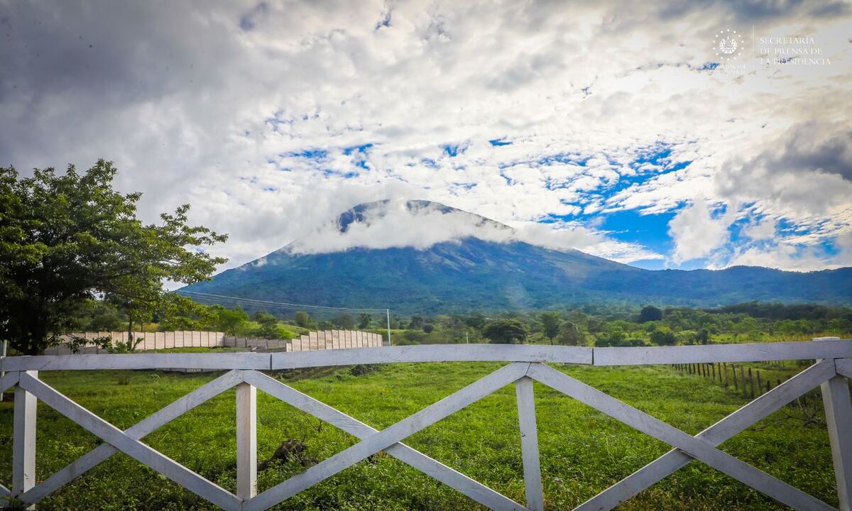 El volcán Chaparrastique se ubica en El Salvador. | Foto: Twitter @SecPrensaSV