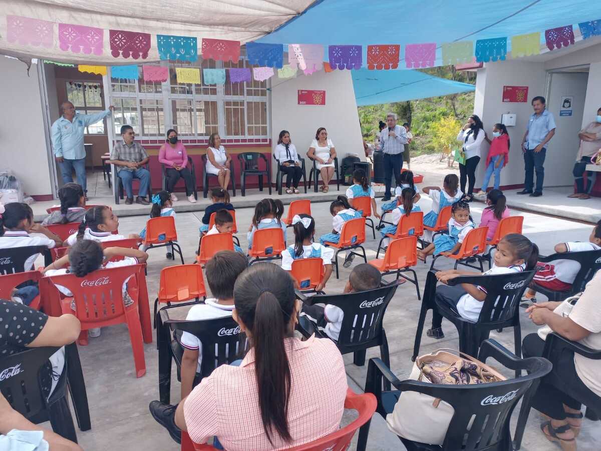 Autoridades de educación inauguraron el kinder. (Rogelio Agustín)