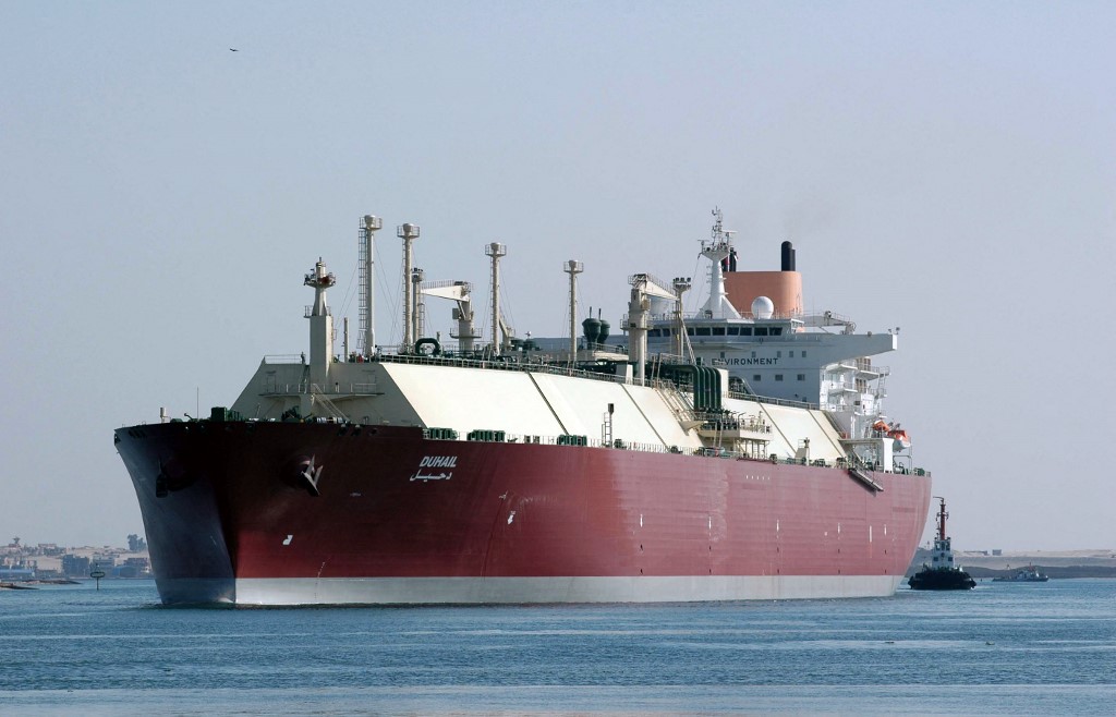 Buque qatarí de gas natural licuado 'Duhail' pasa por el Canal de Suez cerca de la ciudad portuaria de Ismailia. | AFP