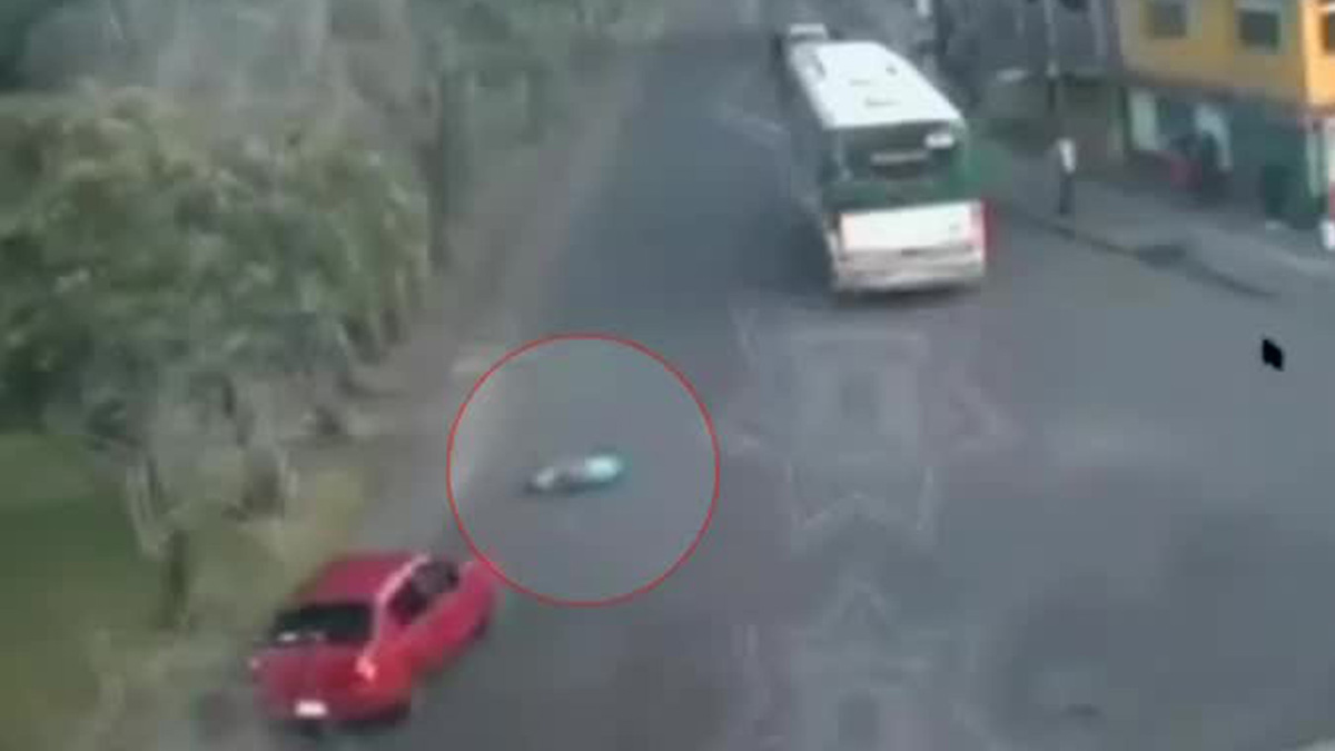 Conductor intenta fugarse tras atropellar a un motociclista; Metepec