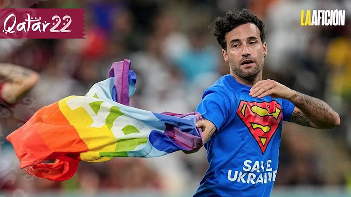 Espontáneo con bandera de los colores LGBT invade la cancha