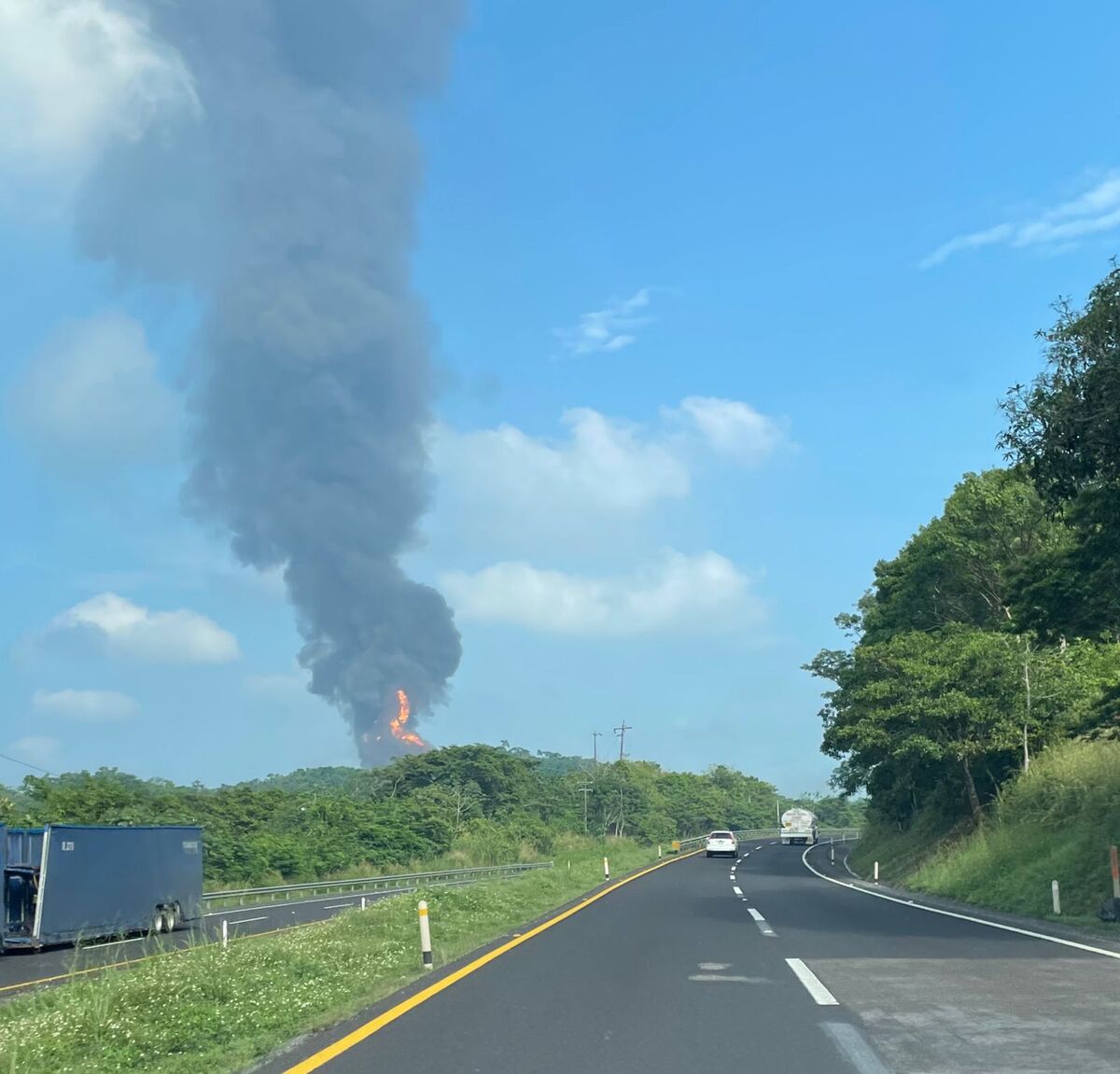 La explosión se pudo ver a varios metros de distancia. (Fluvio Cesar Martínez)