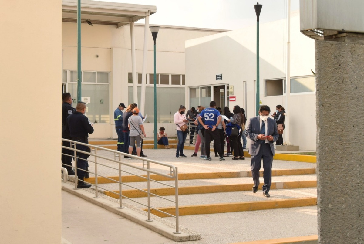 Padres de familia acudieron a la clínica del IMSS para supervisar el estado de salud de los estudiantes. (Francisco Villeda)