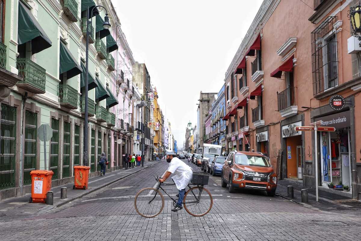 Un trabajador de una taquería realiza envíos en bicicleta. | Andrés Lobato