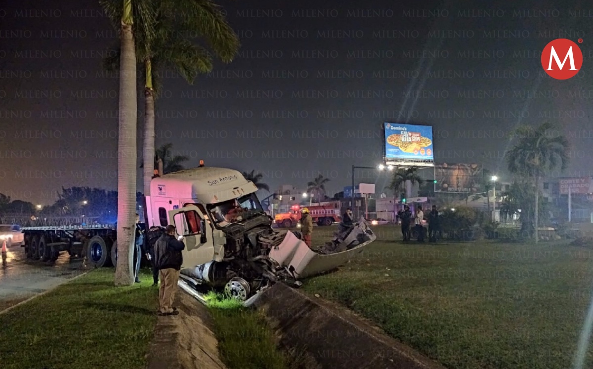 Tráiler choca con moto y auto en Tampico; huye y termina en canal. (Jaime Maya)