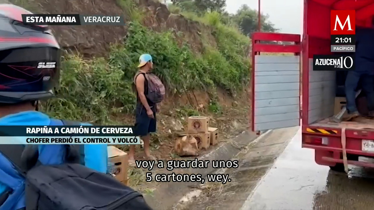 En Veracruz, hacen rapiña a tráiler de cervezas volcado en autopista