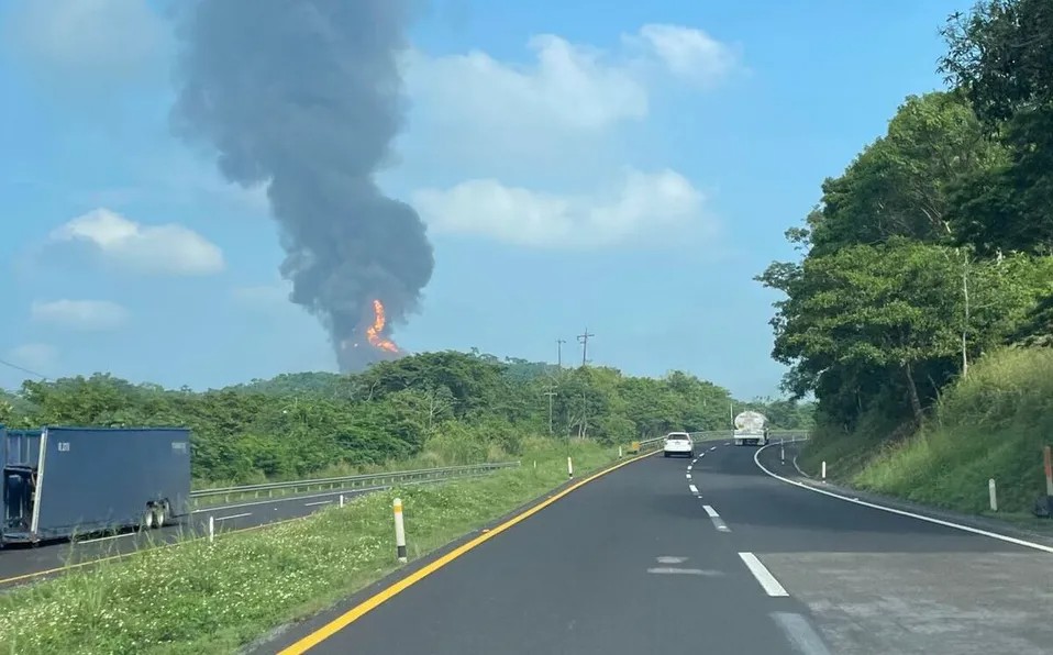 Controlan incendio tras explosión por fuga de etano en Veracruz