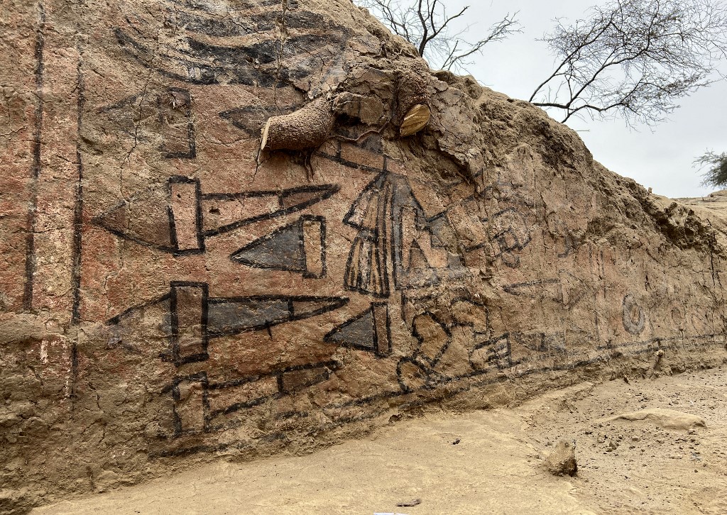 En el fragmento del mural hallado, de unos 30 metros de largo, se aprecian con nitidez los colores. (AFP)