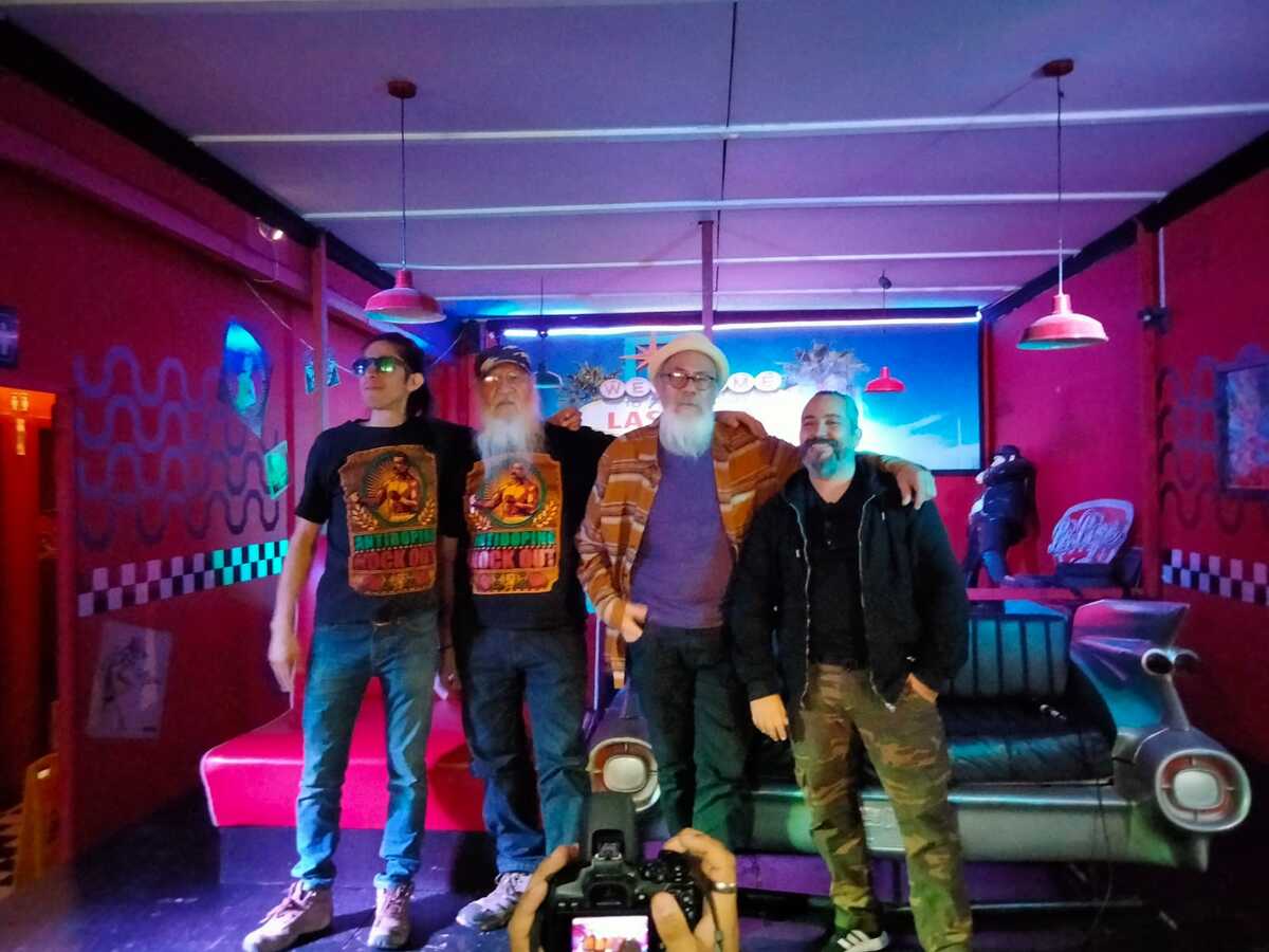 El grupo está listo para la presentación de esta noche en el Teatro Metropólitan. Especial