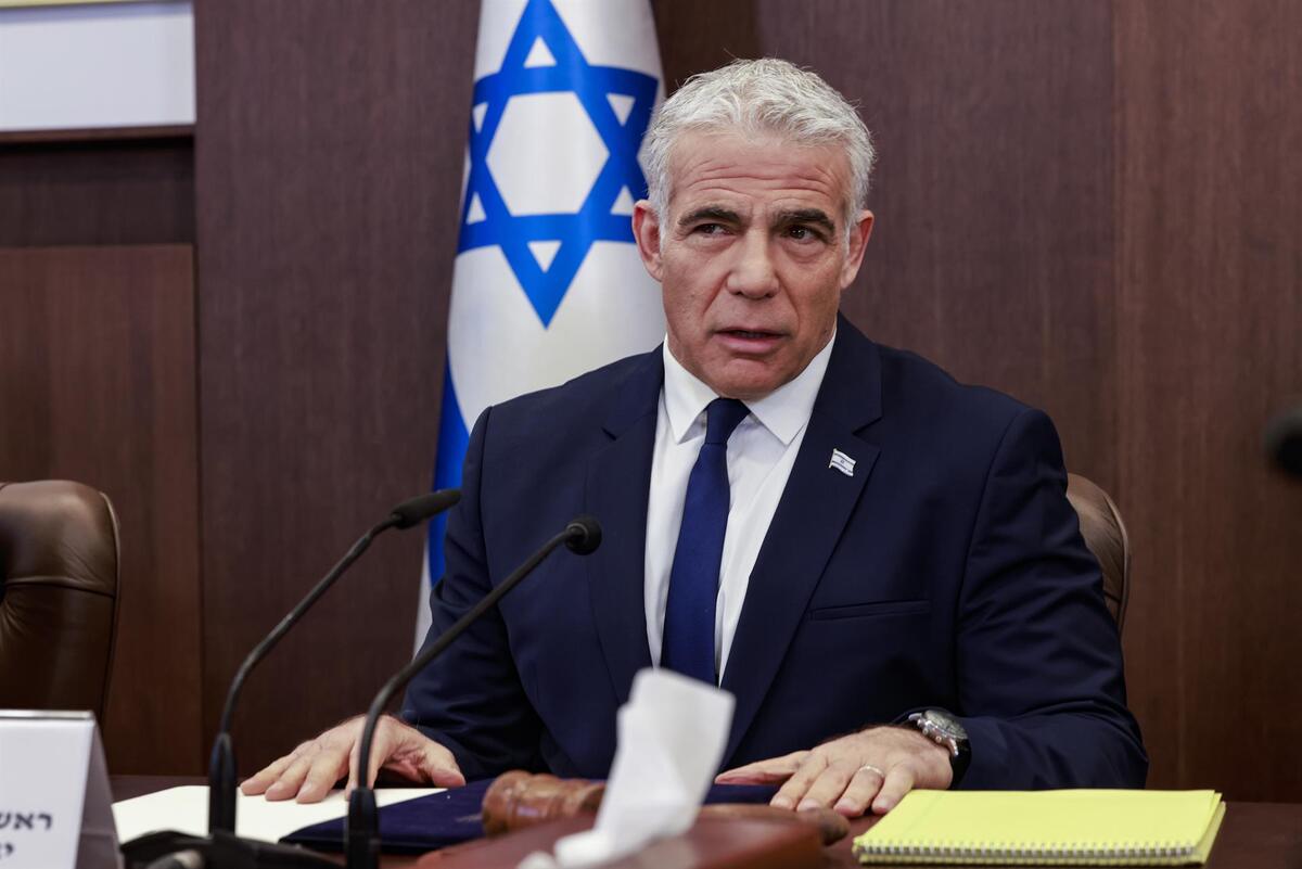 El primer ministro en funciones israelí, Yair Lapid, observó las maniobras desde el centro de control subterráneo de la Fuerza Aérea Israelí. (EFE)