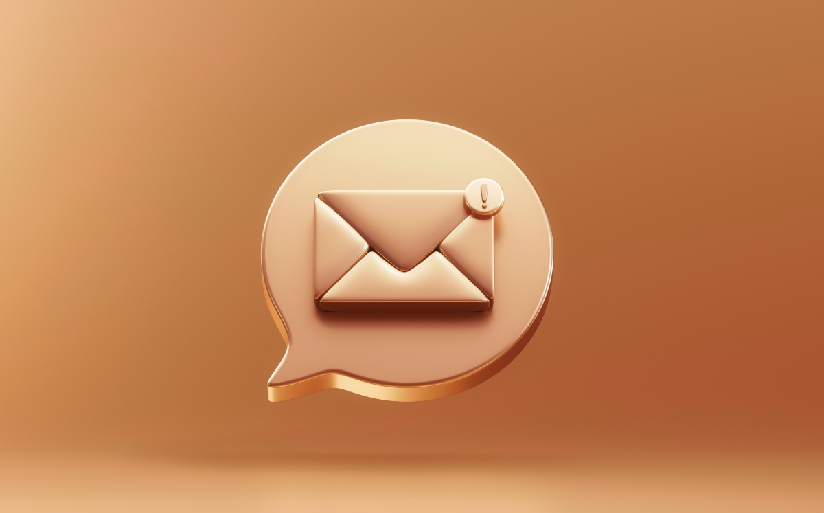 SMS cumple 30 años. / Shtterstock
