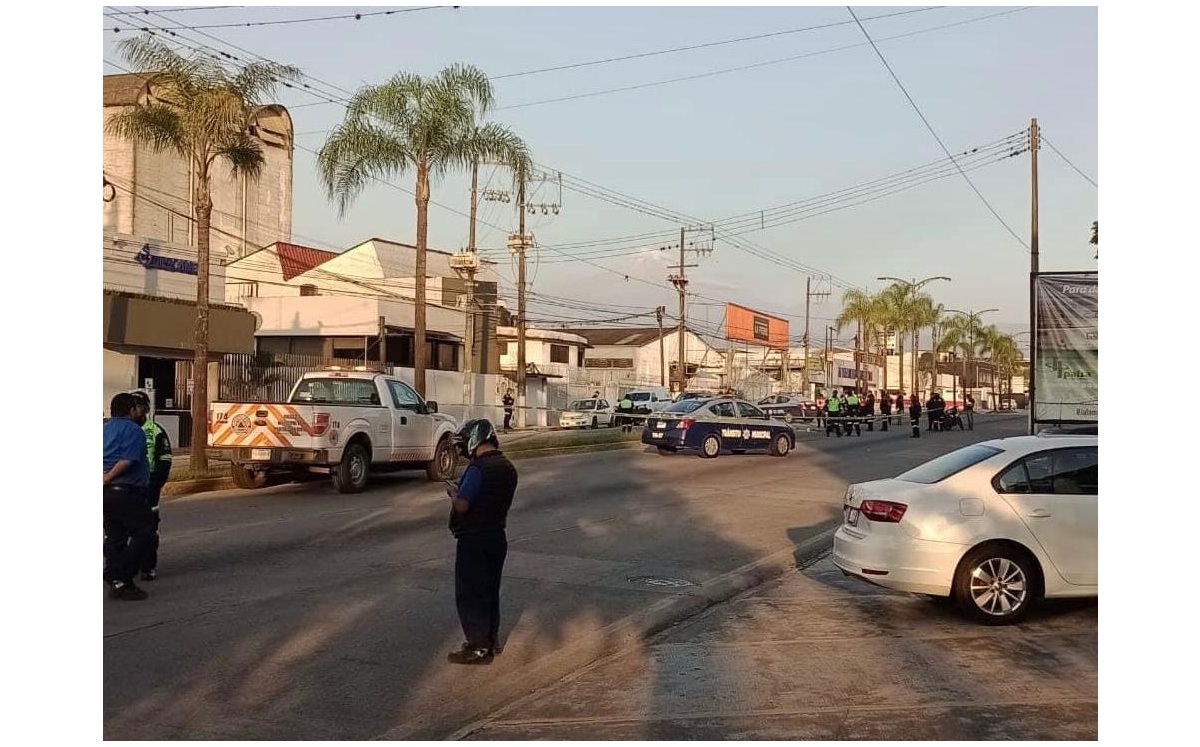 Tráiler arrolla a policía de tránsito y huye.