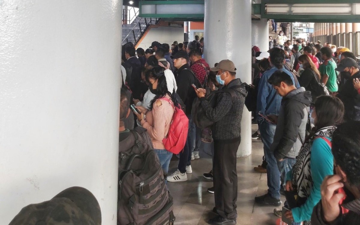 Los usuarios reportaron retrasos de hasta una hora en la Línea B del Metro. | Twitter @Hapyrushi