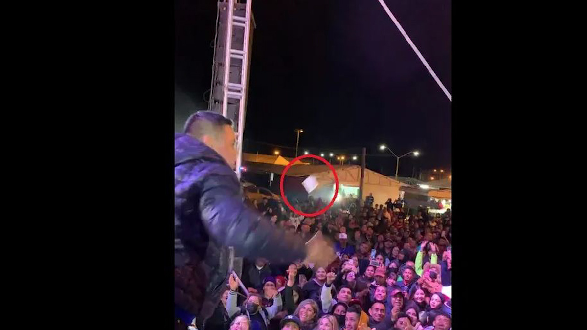 Alcalde de San Juan de Sabinas celebró su cumpleaños lanzando dinero a la gente