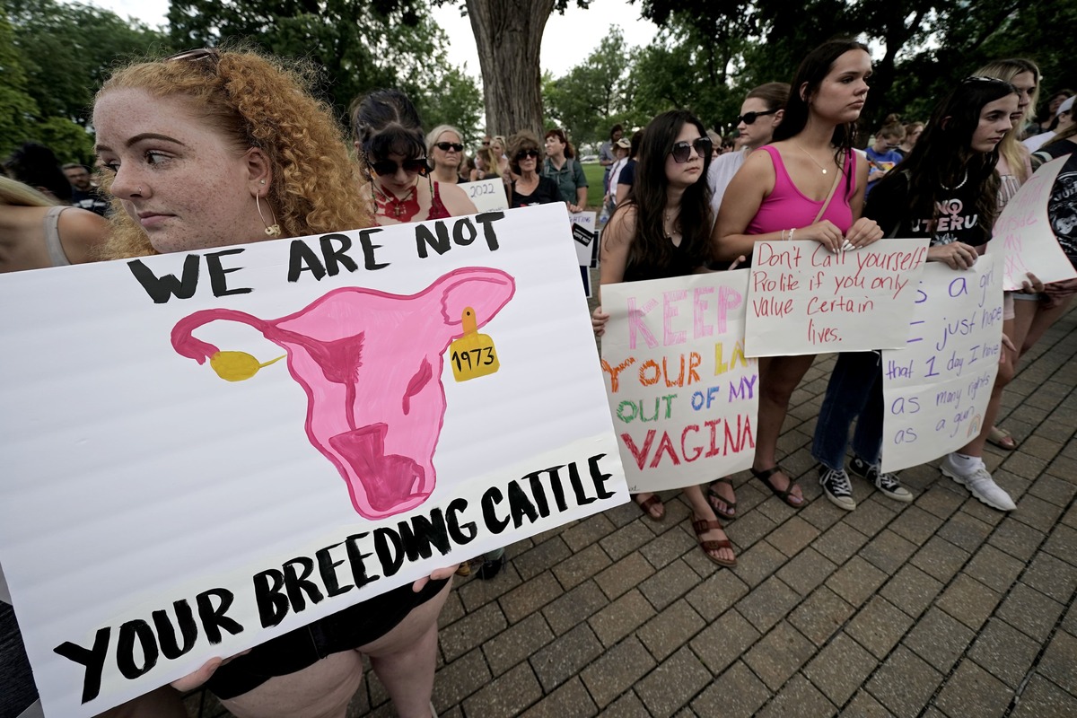 Defensores del derecho al aborto se reúnen frente a la Cámara de Representantes de Kansas (EFE)