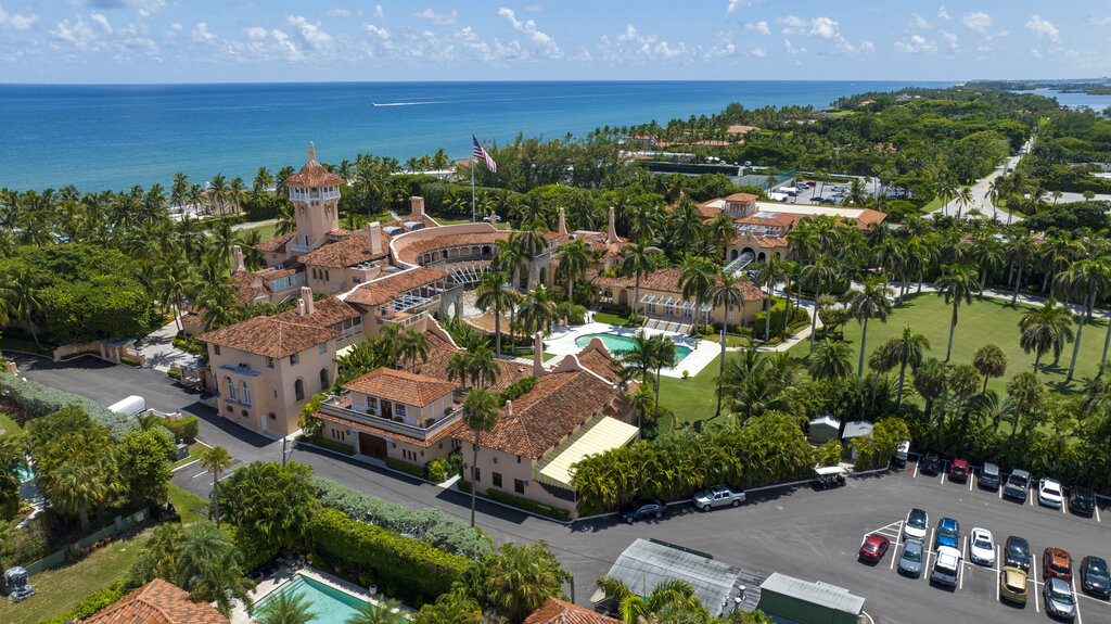 Los documentos incautados durante una búsqueda del FBI en Mar-a-Lago el 8 de agosto. (AP)