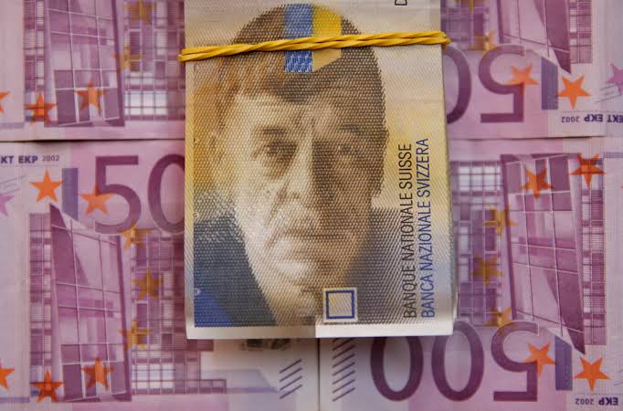 El dinero en franco suizo. | Reuters