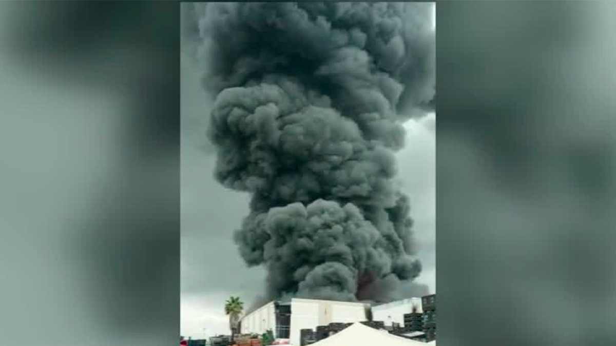 Incendio afecta a fábrica de plásticos en Tijuana