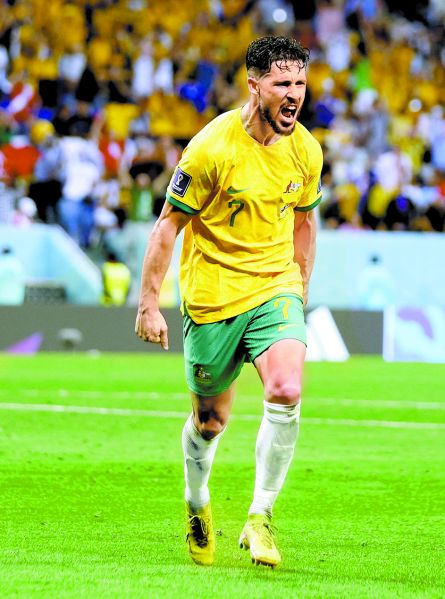Matthew Leckie celebra el gol que le marcó a Dinamarca. Reuters