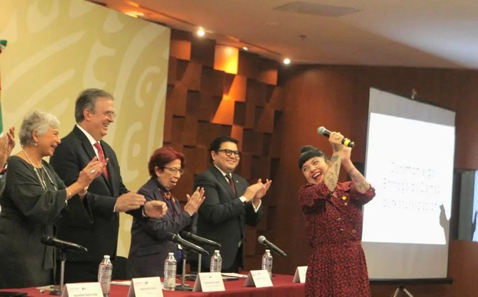 Mon Laferte obtiene naturalización mexicana; cantó el himno nacional frente a Ebrard