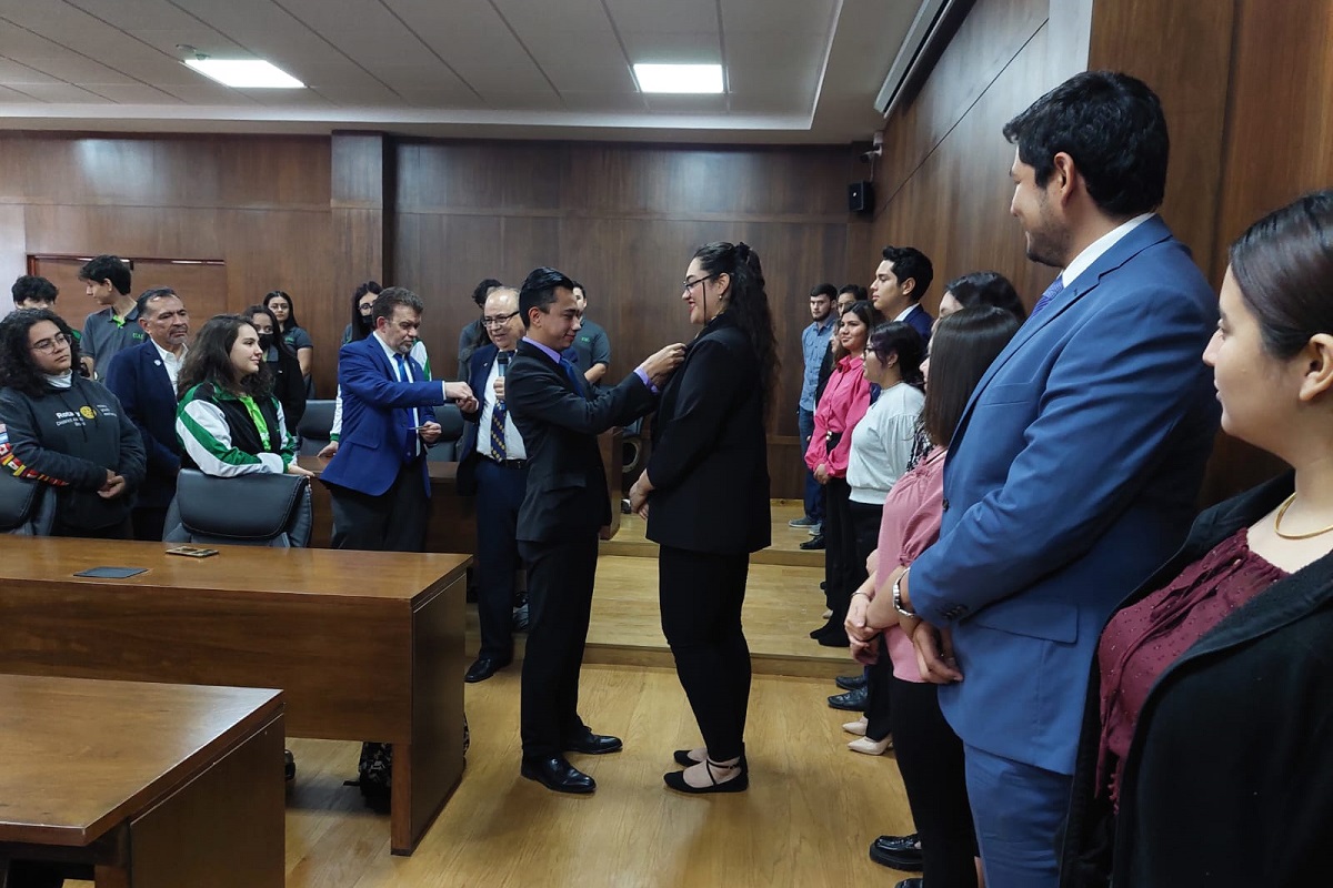Presidenta del grupo Rotarac recibiendo en el abotonamiento. (Karla Rodríguez)