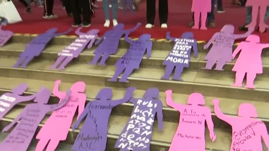 Protesta contra los feminicidios en la FIL Guadalajara