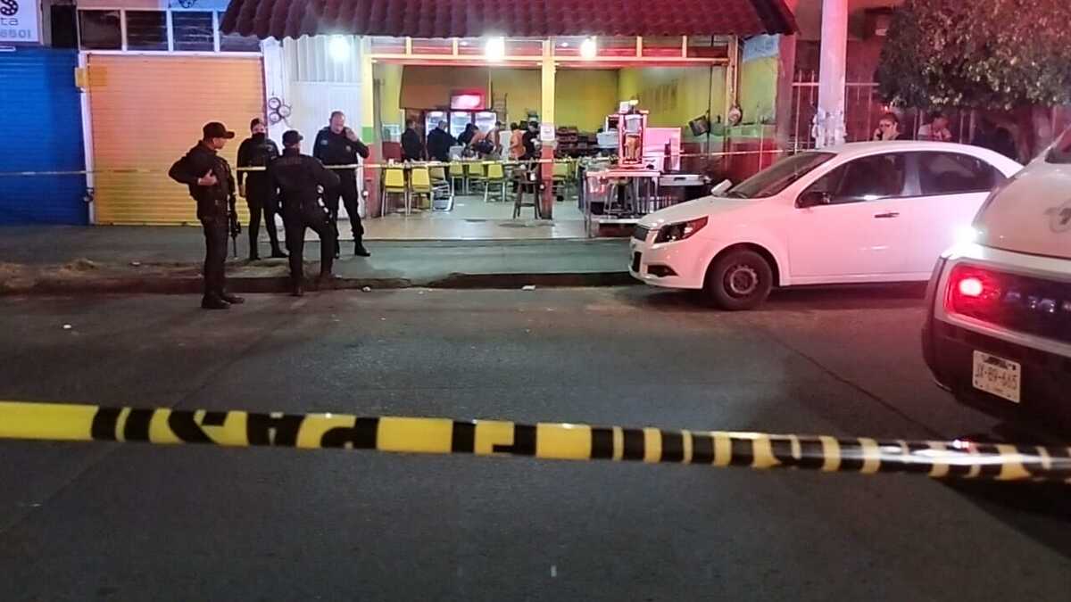 Resguardan puesto de tacos donde asesinaron a dos hombres en Guadalajara  (Vicente Torres Alfaro)