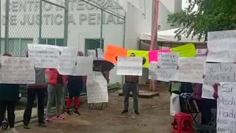 En SLP, Padres de familia retinen a varios jueces en Tamazunchale