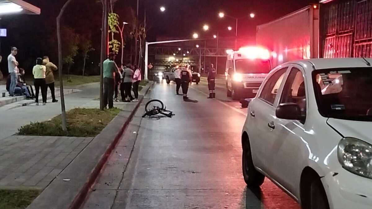 Autoridades acuden a lugar donde murió ciclista en Zapopan (Vicente Torres Alfaro)