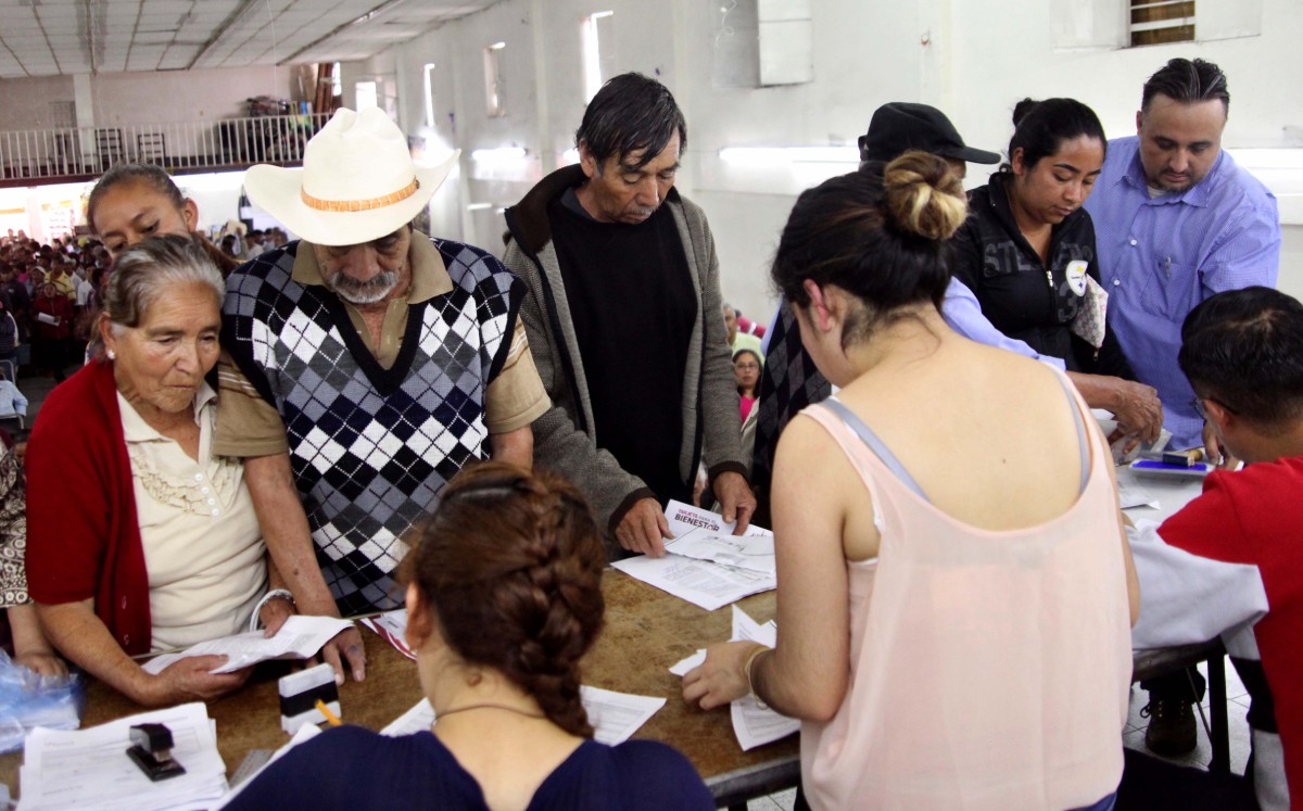 Becas del bienestar, pensiones para adultos, entre otros apoyos da el gobierno federal a la población. Foto: Especial