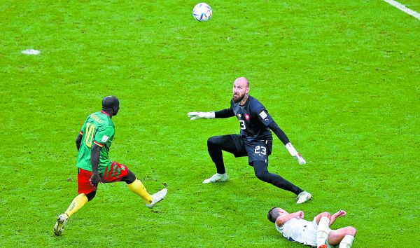 El camerunés Vincent Aboubakar remató de forma extravagante el balón por encima de la cabeza del portero serbio. Marko Djurica/Reuters
