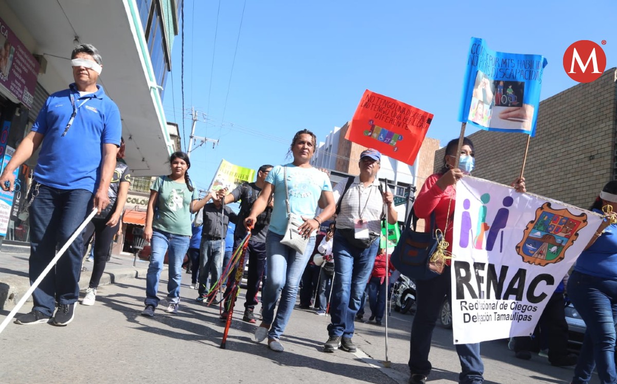 ciudadanos con debilidad visual y ceguera marcharon por el centro de la ciudad como parte del Día Internacional de las personas con Discapacidad,